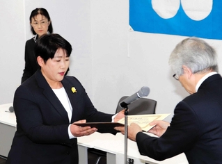 当選証書を受け取る洲本市議選の当選者（左）＝洲本市役所