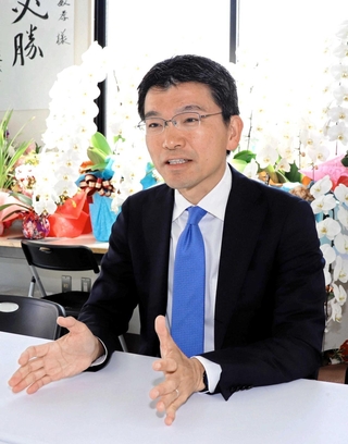 市政運営への抱負を語る吉平敏孝氏＝洲本市栄町２