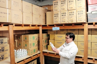 飲料水などを保管する備蓄倉庫＝淡路市生穂新島