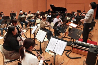 「観客や団員にとって特別な演奏会」を目指し、練習に励む洲本吹奏楽団＝洲本市文化体育館