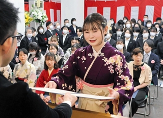 卒業証書を受け取る９期生＝平成淡路看護専門学校