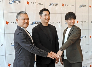 リンクアップの石井僚介代表理事（中央）を囲み、連携を発表したパソナスポーツ文化支援機構の松村卓司代表理事（左）と寺田優作理事＝淡路市野島常盤