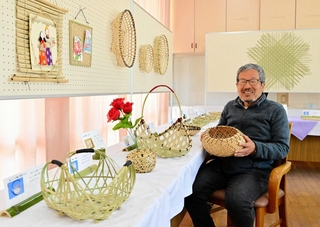竹ひごを編んだ作品を展示する位上啓一さん＝尾崎ガーデンズ