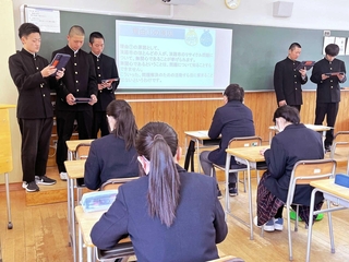 ごみ問題など地域課題の研究成果を発表する生徒＝津名高校