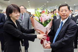 退任の花束を受け取る上崎勝規市長＝洲本市役所