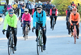 朝日の中をスタートするサイクリスト＝国営明石海峡公園