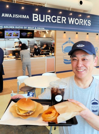 淡路ＳＡにオープンしたハンバーガー店。メニューには地元食材を使用する＝淡路市岩屋