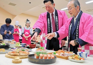 多彩なサクラマスのメニューに喜ぶ（右から）大和正美組合長と前田若男組合長＝南あわじ市志知佐礼尾