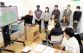 徳島大生による冊子完成の報告会。７カ月間の取り組みを振り返った＝淡路市志筑