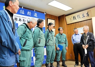 救出された斉藤好さん（右端）。「のじぎく賞」を受けた（左から）波戸宏明さん、長田恵一さん、中山達史さん、石橋八真斗さん、神田展志さん、内海武史さんに感謝を伝えた＝南あわじ署