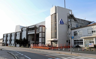 淡路市が解体方針を固めた旧北淡事務所（右）と北淡センター＝淡路市富島