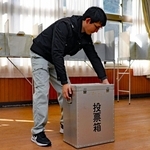 投票箱が運び込まれ、設営が進む投票所＝洲本市山手３