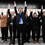 万歳三唱で当選を喜ぶ吉平敏孝氏（中央）と支援者ら＝洲本市栄町２