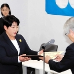 新市議と新市長に当選証書 「市民の期待の重み感じる」「市のために働きたい」　洲本