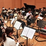 「観客や団員にとって特別な演奏会」を目指し、練習に励む洲本吹奏楽団＝洲本市文化体育館