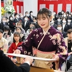 卒業証書を受け取る９期生＝平成淡路看護専門学校