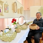 竹ひごを編んだ作品を展示する位上啓一さん＝尾崎ガーデンズ