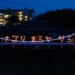 都志保育園の閉園を惜しんで点灯された「ナゴリオシヤ」のメッセージ＝洲本市五色町都志万歳