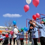 青空に向かって風船を飛ばす園児ら＝堺保育園
