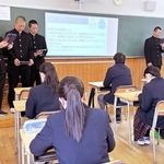 ごみ問題など地域課題の研究成果を発表する生徒＝津名高校