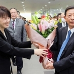 退任の花束を受け取る上崎勝規市長＝洲本市役所