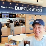 淡路ＳＡにオープンしたハンバーガー店。メニューには地元食材を使用する＝淡路市岩屋