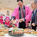 多彩なサクラマスのメニューに喜ぶ（右から）大和正美組合長と前田若男組合長＝南あわじ市志知佐礼尾