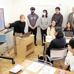 徳島大生による冊子完成の報告会。７カ月間の取り組みを振り返った＝淡路市志筑