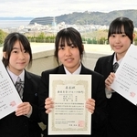 地域探究プログラムで好成績を挙げ、賞状を手にする（左から）船越あおいさん、榎本そらさん、沖野杏さん＝洲本実業高校