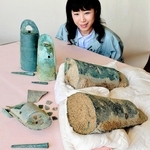 発見当時の松帆銅鐸。大きい銅鐸に小さい銅鐸をはめ込んだ「入れ子状態」で、棒状の「舌」とセットで埋められていた（２０１５年５月１９日）