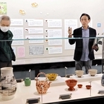 珉平焼からタイルへの展開について解説する深井明比古さん（右）＝南あわじ市松帆西路