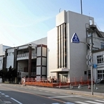 淡路市が解体方針を固めた旧北淡事務所（右）と北淡センター＝淡路市富島