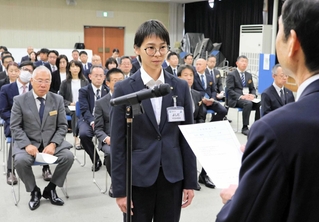 南あわじ市の守本憲弘市長（右）から辞令を受ける新規採用職員＝南あわじ市役所