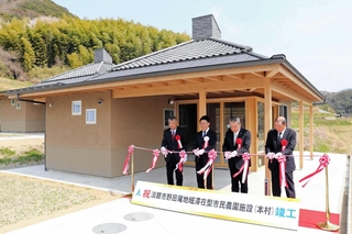 多数の応募があった「淡路クラインガルテン野田尾（本村）」。戸田敦大市長（左から２人目）ら関係者がテープカットし、完成を祝った＝淡路市野田尾