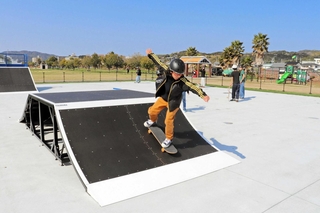 完成したスケートパーク。子どもたちが早速、初滑りを楽しんだ＝淡路市生穂新島
