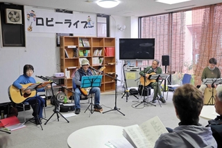 笑顔で演奏する「スイートコーン」のメンバー。「楽しかったと思って帰ってもらえれば」と津田昌弘さん（左から２人目）は話す＝洲本市五色町都志