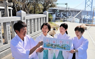 鳴門御崎神社で「淡路島女神めぐり御朱印」を手にする４社の神職＝南あわじ市福良丙