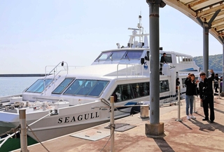 昨年新しくなった「深日洲本ライナー」のシーガル号＝洲本港（２０２５年５月３日）