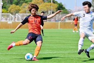 前半１１分、中央を突破し先制ゴールを決める大里皇馬選手（左）＝アスパ五色