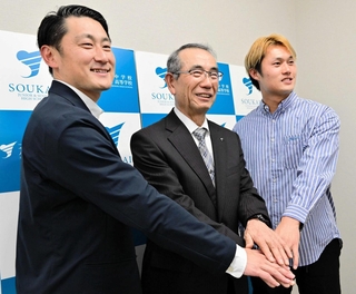 包括連携協定を結んだ蒼開高校の坂口寛明校長（中央）とＦＣ．ＡＷＪの三上昴代表（左）、宇野龍太選手＝蒼開高校
