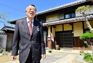 永田家住宅の前で「永田秀次郎の記念館にしたい」とプランを語る永田秀一さん＝南あわじ市倭文長田