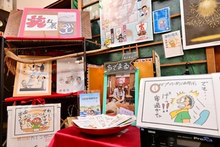 ちでまるさんのイラストや書籍などが並ぶ会場＝洲本市下加茂２
