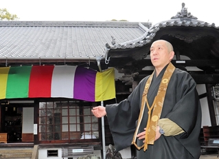 掛け軸の修復を喜び、「多くの人に拝観してほしい」と話す三木覚照住職＝淡路市久留麻