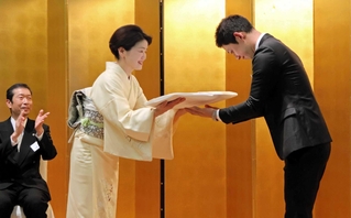 ニ代目を襲名し、かみしもを受け取る鶴澤友路さん（中央）＝南あわじ市阿万吹上町