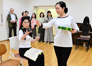 藤井泰子さん（手前左）の指導で稽古に励む、「コジ・ファン・トゥッテ」の公募出演者＝淡路市志筑新島