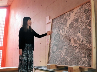 安藤忠雄さん設計の水御堂に作品を飾る酒井利佳さん。「差し込む光によって表情が変わる」とコラボレーションを楽しむ＝淡路市浦