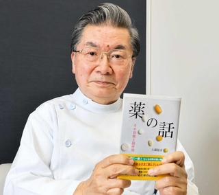 「薬について正しく知ってほしい」と新著に込めた思いを語る大鐘稔彦さん＝南あわじ市阿那賀