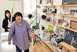 遠方から訪れる藤岡幹大さんのファンに「無償の愛をたくさんいただいてます」と笑顔で話す母親の益代さん＝南あわじ市市福永