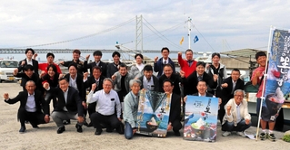 ポスターやのぼりを掲げ、「生しらす」をアピールするプロジェクトメンバーら＝淡路市岩屋