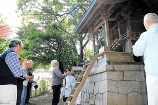 ４月３日の例祭で厳橿神社に手を合わせる「仁井組」の住民＝淡路市仁井